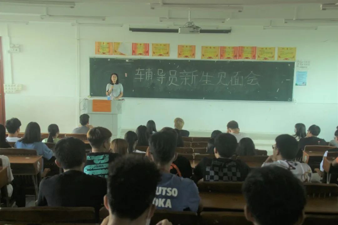一群人正在听演讲  描述已自动生成